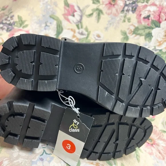 Boots - Picture 2 of 9